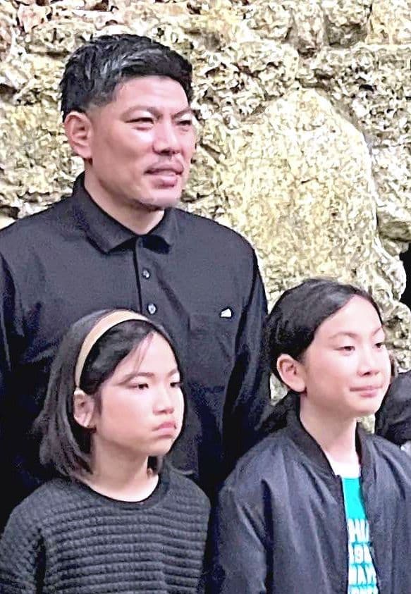沖縄タイムスの記事に掲載された知花昌太朗さんと家族の写真