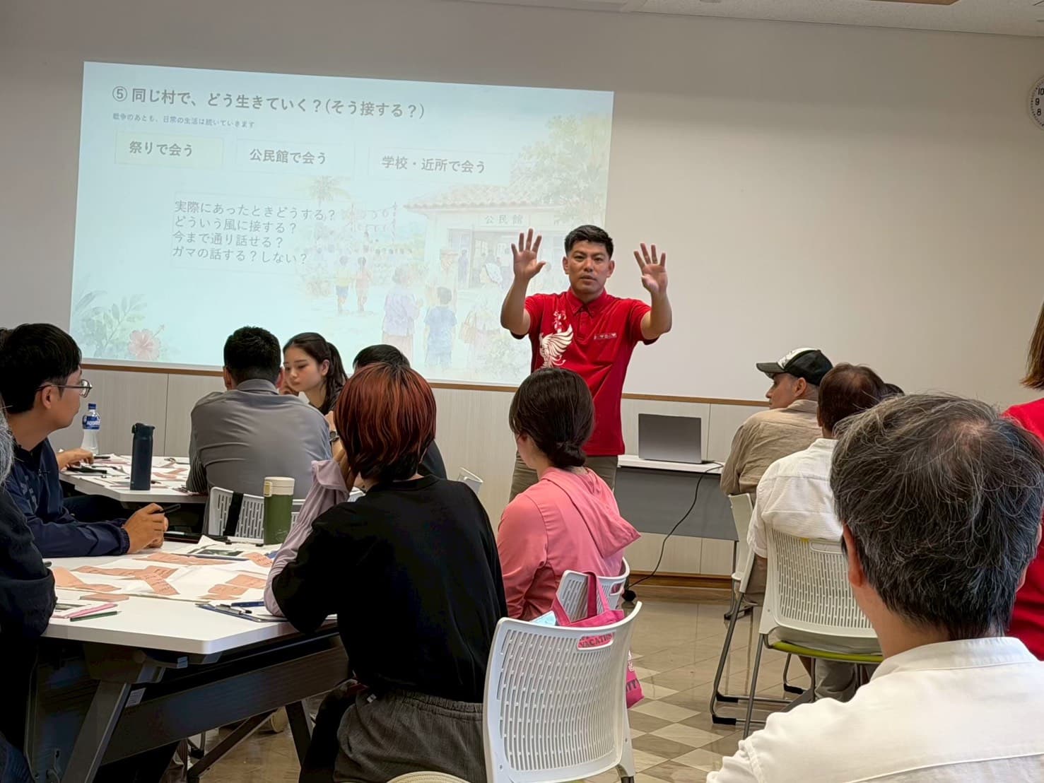 室内で平和学習のワークショップに参加する人々